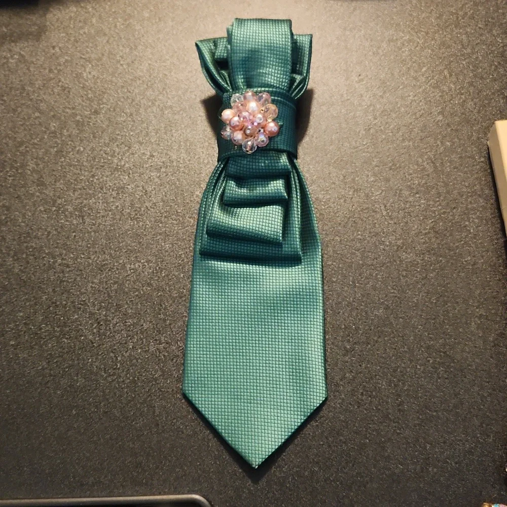 Necktie Necklace - Picture 3 of 6